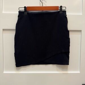 Aritzia Black stretchy mini Skirt, size M. GUC